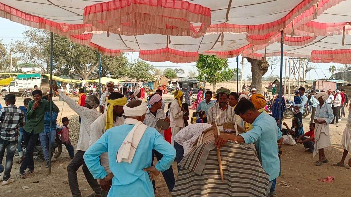 Bhagoriya Mela 2024: निमाड़ में धूलकोट व दीवाल हाट बाजार से हुई भगोरिया की शुरुआत