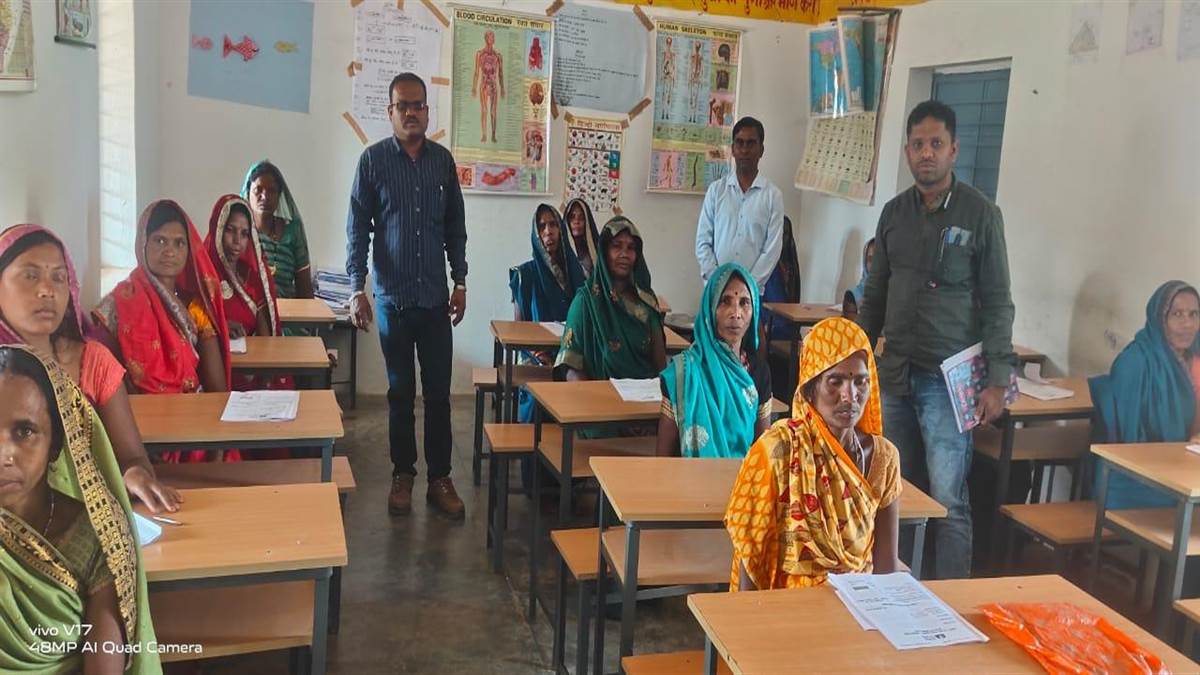 सास-बहू, देवरानी-जेठानी, पति-पत्नी एवं सरपंच ने भी दिलाई साक्षरता परीक्षा