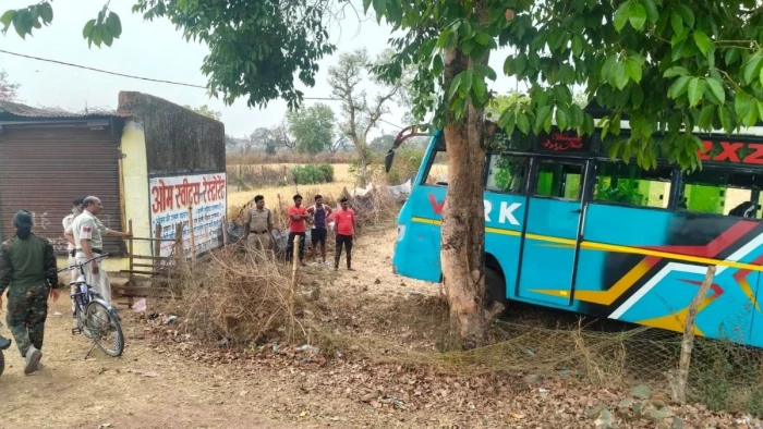 तेज रफ्तार बस ने सड़क पार कर रहे छात्र को मारी टक्कर, मौके पर मौत; ड्राइवर और क्लीनर फरार