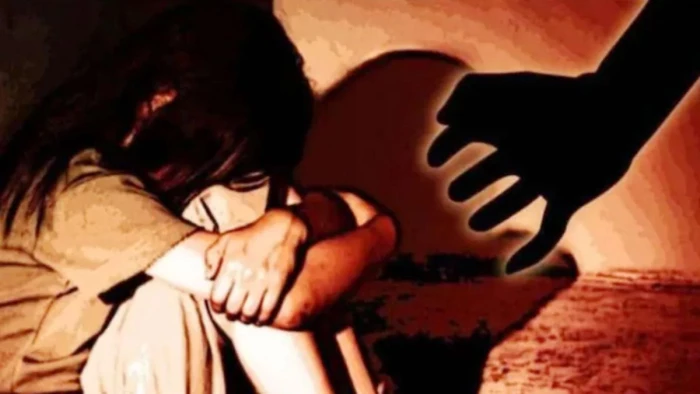 इंदौर में पहले नाबालिग से की अश्लील हरकत, फिर मां पर चाकू से किया हमला, चार पर FIR दर्ज