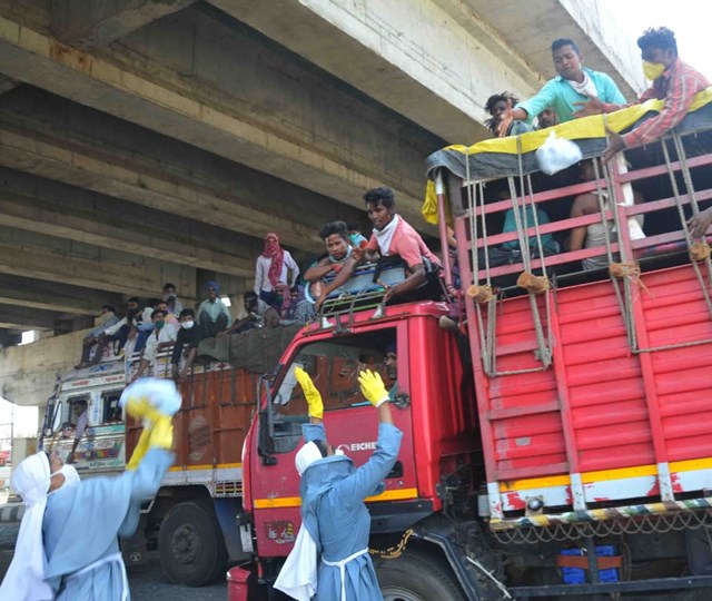 भोपाल में पलायन कर रहे मजदूरों को दिया पानी