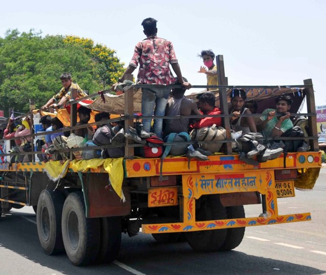 चादर की छाव में ट्राले पर सफर