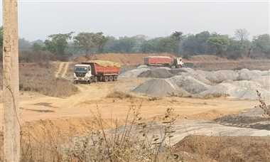 औद्योगिक डस्ट से पाटा जा रहा घुटकूपाली का प्राचीन तालाब