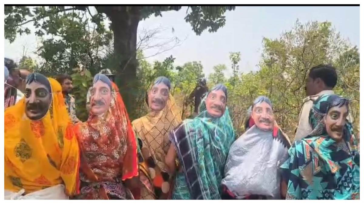 टाइगर से अपनी जान बचाने बालाघाट में लोग सिर के पीछे मुखौटा पहन तोड़ रहे तेंदूपत्ता, वन विभाग ने बांटे 6 हजार मुखौटे