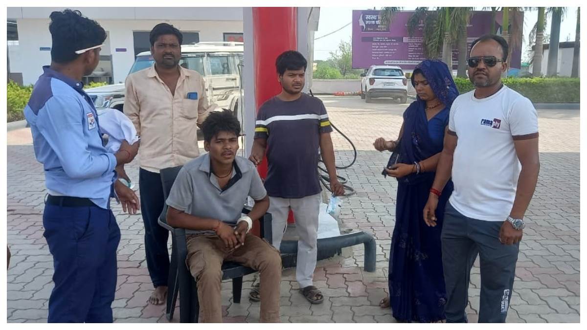 दमोह में पेट्रोल पंप पर मरीज को छोड़ भागा एंबुलेंस चालक, पैसे न मिलने पर बीच रास्ते में रोका