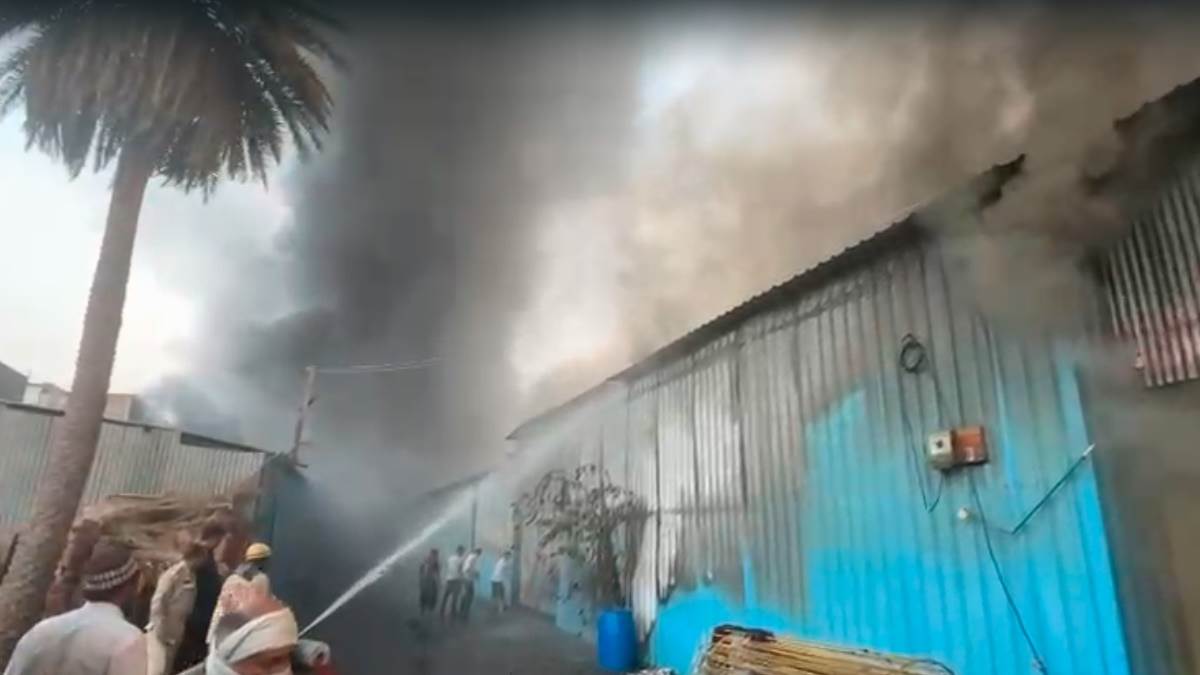 इंदौर के खजराना इलाके में टेंट हाउस गोडाउन में लगी आग, धुएं से मची अफरा-तफरी