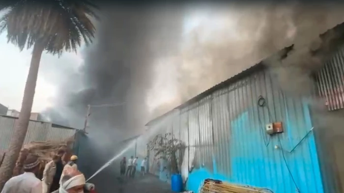 इंदौर के खजराना इलाके में टेंट हाउस गोडाउन में लगी आग, धुएं से मची अफरा-तफरी