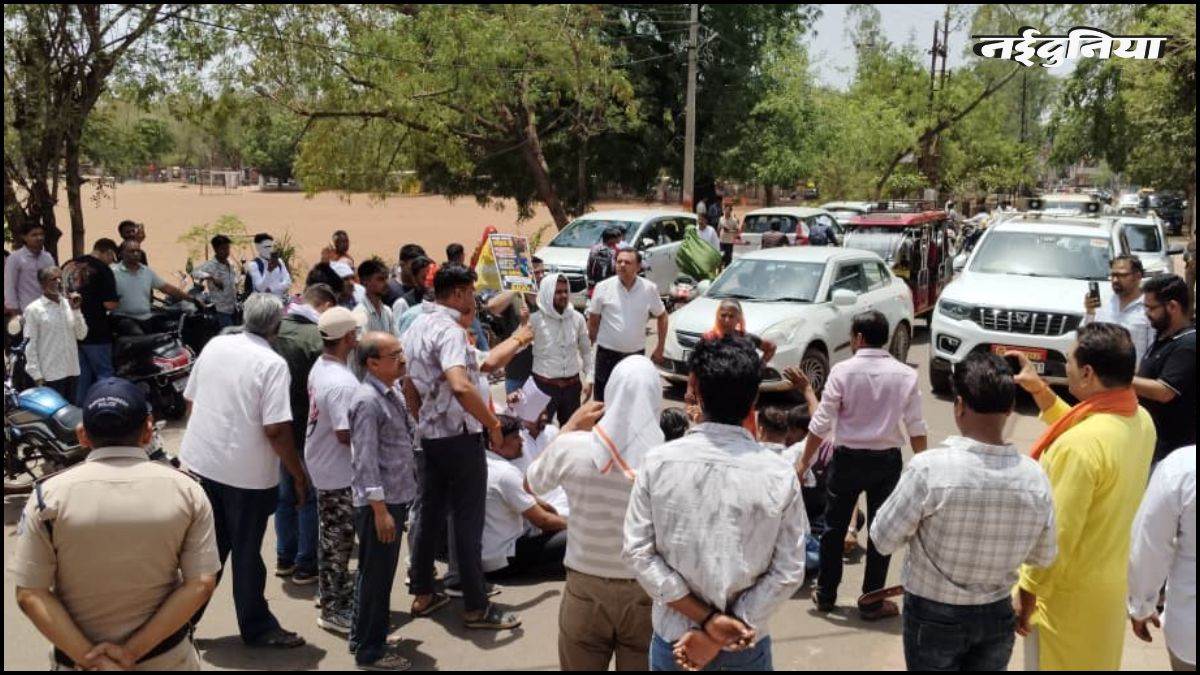 'साहब! जमीन पर बैठो और हमारा दर्द सुनो...', मासूम की मौत पर पिता ने कलेक्टर...