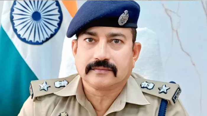 UP में रीलबाज पुलिसकर्मियों की खैर नहीं... हापुड़ में वर्दी पहनकर वीडियो बनाने वालों की बन रही लिस्ट, होगी कार्रवाई