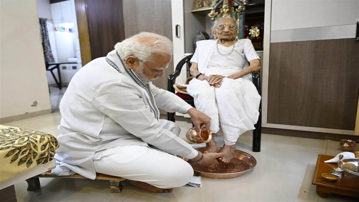 PM Modi Mother: मां हीरा बा के 100वें जन्मदिन पर मिलने पहुंचे पीएम मोदी, चरण धोए, आशीर्वाद लिया, देखिए फोटो-वीडियो