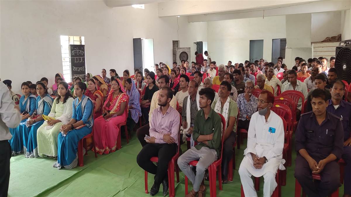 Janjgir-champa News : ग्रामीणों को दी गई साइबर क्राइम से बचाव की जानकारी