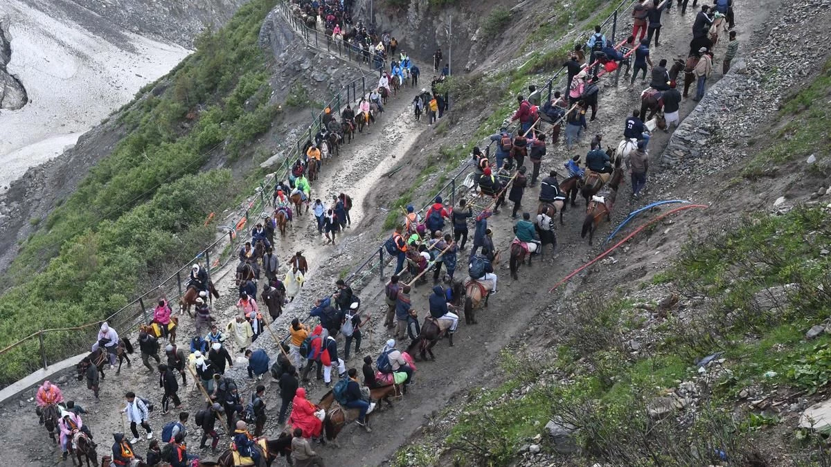 Amarnath Yatra by Helicopter: इस बार हेलीकॉप्टर से नहीं कर सकेंगे अमरनाथ यात्रा… सुरक्षा कारणों से पूरा रूट नो फ्लाइंग जोन घोषित