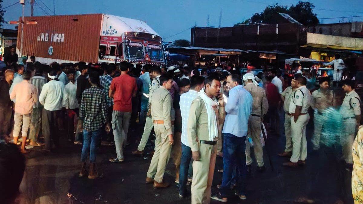 विदिशा में जमीनी विवाद में घायल युवक की मौत, भड़के परिजनों ने अंबानगर चौराहे पर शव रखकर किया चक्का जाम