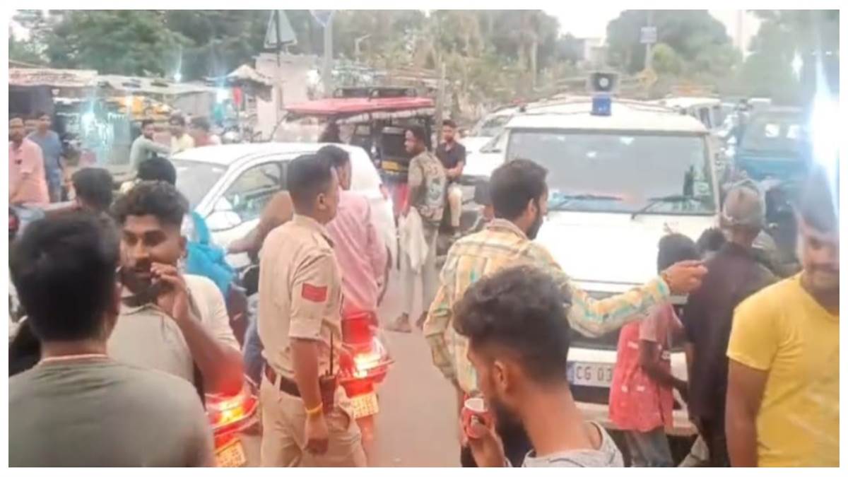 अंबिकापुर में मानवता हुई शर्मसार: बाइक चोरी के शक में दो नाबालिगों की बीच सड़क पर बेरहमी से पिटाई