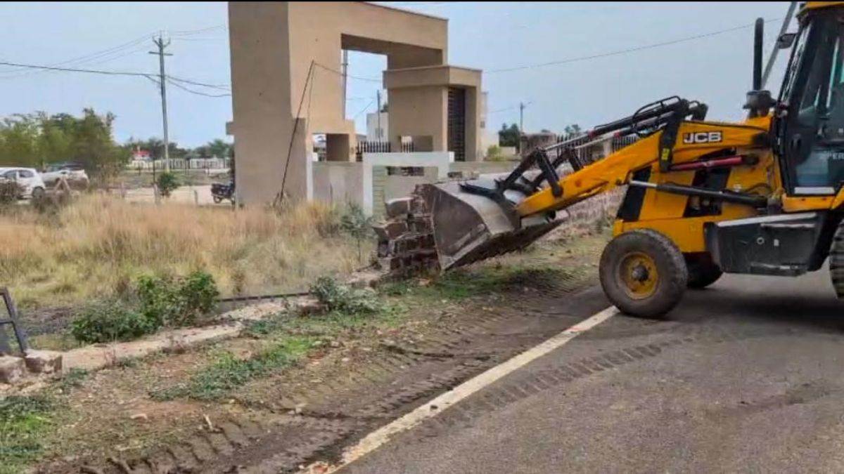 भोपाल में 132 करोड़ रुपये की 33 एकड़ जमीन पर चला बुलडोजर, अवैध कॉलोनियां जमींदोज, 82 लाख की सरकारी जमीन भी छुड़ाई