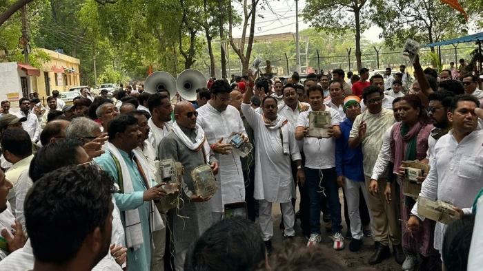 बिजली दरों में बढ़ोतरी पर छत्तीसगढ़ में सियासी रार: कांग्रेस ने घेरे दफ्तर, भाजपा ने बताया राजनीतिक नौटंकी