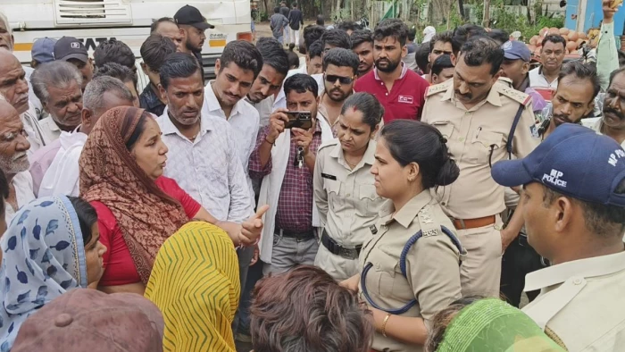 नीमच में 7 फीट जमीन के विवाद में छोटे भाई ने की बड़े भाई और भाभी की हत्या, भतीजा गंभीर