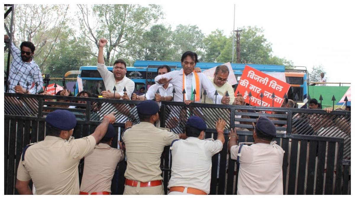 बिलासपुर में बढ़े बिजली दरों के खिलाफ कांग्रेस का शक्ति प्रदर्शन, बिजली कार्यालय को घेरा