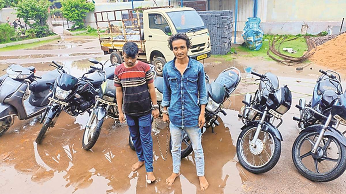 Raipur Crime: जेल से छूटने के बाद शातिर चोर फिर करने लगे चोरी, पुलिस ने सात बाइक के साथ दोनों को पकड़ा