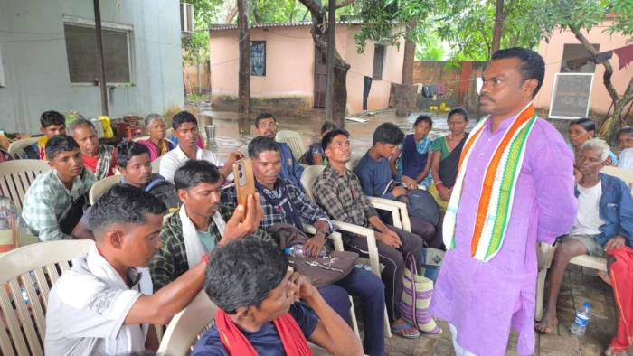 सुकमा में निर्दोष आदिवासियों की रिहाई की मांग तेज, कांग्रेस ने पीड़ित परिवारों का सुना दर्द; जिला मुख्यालय पहुंची भीड़