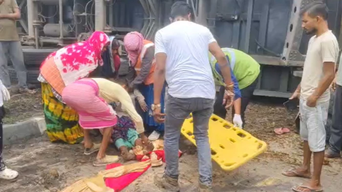 बिलासपुर-अंबिकापुर हाईवे पर भीषण हादसा: गिट्टी से लदा बेकाबू ट्रेलर सड़क पर पलटा, नीचे दबने से महिला मजदूर की दर्दनाक मौत