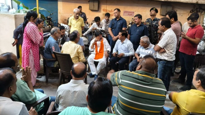 इंदौर में मेट्रो की पाइलिंग से 88 डेसीबल तक शोर, रहवासियों ने दिया धरना, मंत्री कैलाश विजयवर्गीय पहुंचे