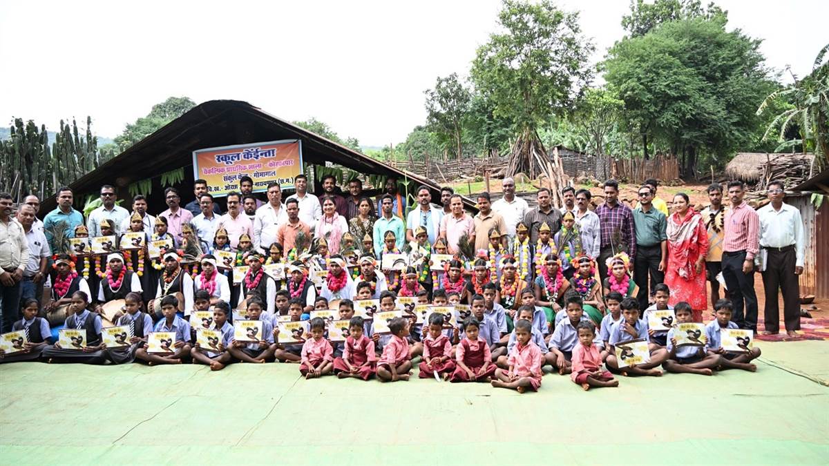 Bastar Success Story:  बंदूकों के साये से निकलकर किताबों की ओर बढ़ा अबूझमाड़, घोटूल में बैठकर कलेक्टर ने बच्चों को पढ़ाया ककहरा