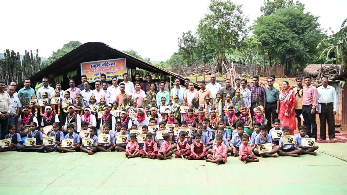 Bastar Success Story: बंदूकों के साये से निकलकर किताबों की ओर बढ़ा अबूझमाड़, घोटूल में बैठकर कलेक्टर ने बच्चों को पढ़ाया ककहरा
