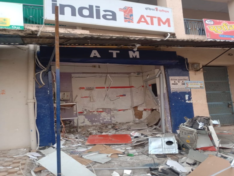 Robbers Blast Atm In Shivpuri Atm Blasted In Shivpuri Lakhs Of Rupees Scattered But Robbers Could Not Take Anything