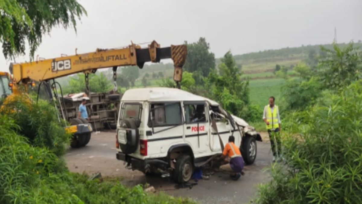 नीमच में पिकअप सवारों से पूछताछ के दौरान ट्रक ने मारी टक्‍कर, तीन लोगों की मौत, पांच लोग गंभीर घायल