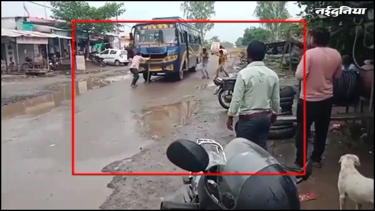 MP में बस ड्राइवर-कंडक्टर को दौड़ा-दौड़ाकर पीटा, देखें वायरल वीडियो