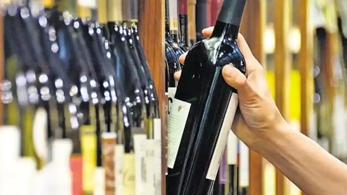 CG Liquor Scam: शराब घोटाले में 28 अधिकारियों पर होगा एक्शन, EOW ने शुरू की गिरफ्तारी की प्रोसेस