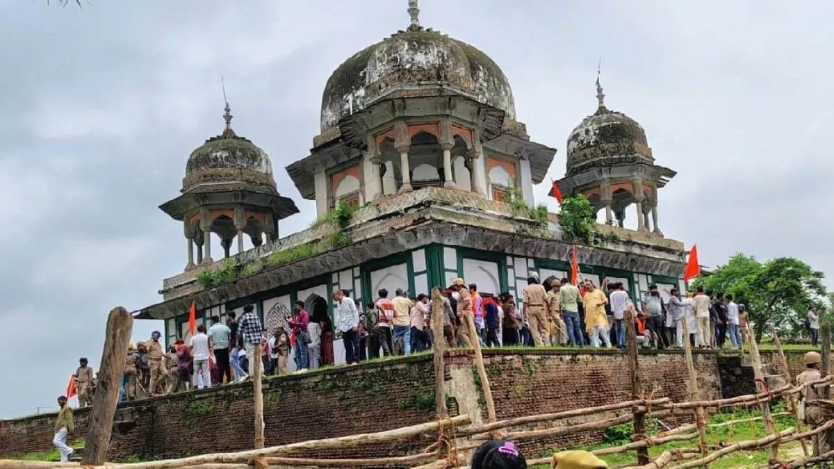 Fatehpur Tomb Dispute: जांच रिपोर्ट डीजीपी को सौंपी गई, अधिकारियों की लापरवाही पर उठे सवाल