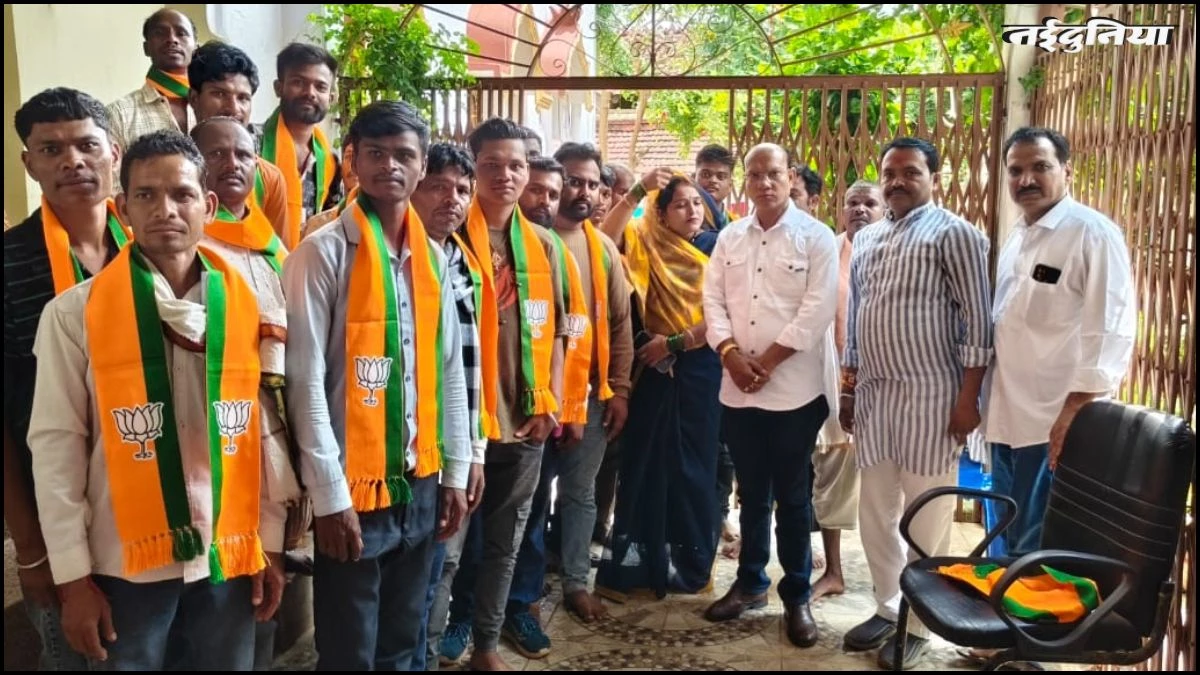 MP में कांग्रेस को लगा बड़ा झटका, सैंकड़ों कार्यकर्ताओं ने 'हाथ' छोड़ थामा BJP का दामन