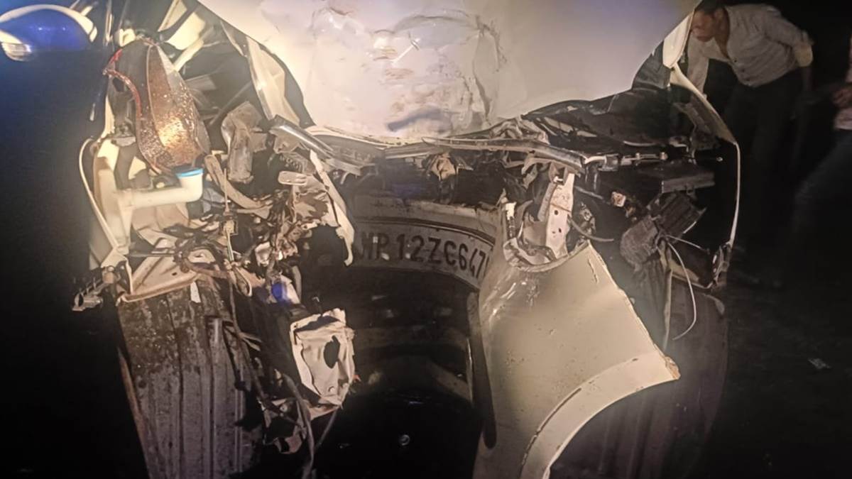 नागलवाड़ी से दर्शन कर लौट रहे युवकों की कार खंडवा जिले में पेड़ से टकराई, एक की मौत; तीन गंभीर घायल
