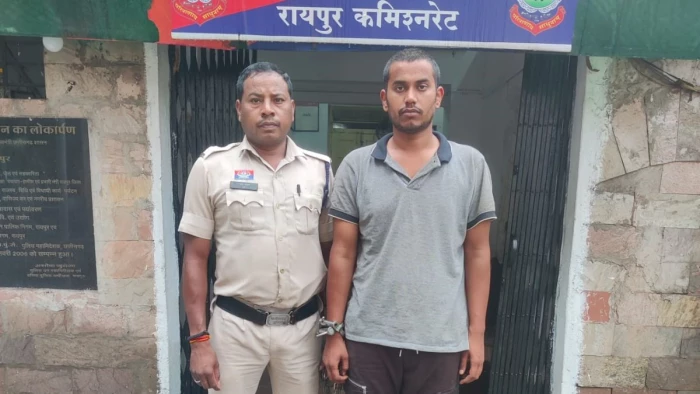 रायपुर में बैंक खाते का मोबाइल नंबर बदलकर ₹14.97 लाख उड़ाए, एक्सिस बैंक का डिप्टी मैनेजर गिरफ्तार
