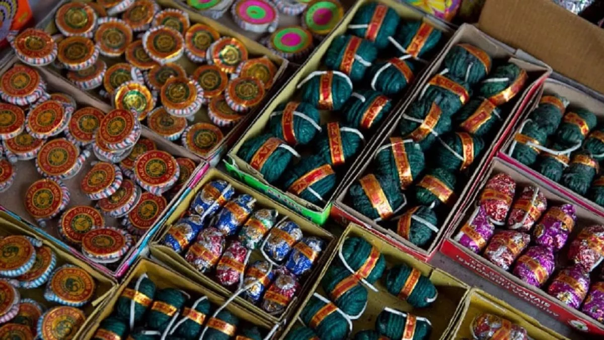 Diwali Pataka Bazar: कलेक्टर से बोले पटाखा व्यापारी- ‘साहब! दिवाली आ गई है, दुकानें खुलवा दीजिए’
