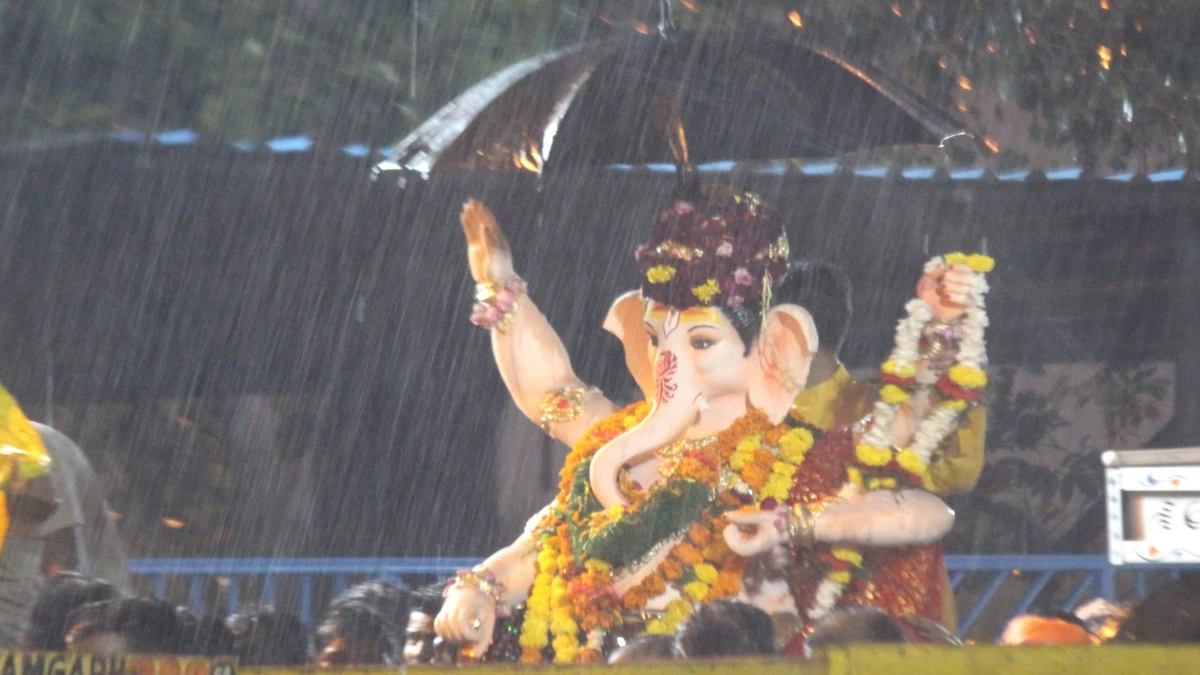 Ganesh Visarjan: विदाई बेला में गजानन का इंद्र ने किया अभिषेक, भोपाल के घाटों पर रातभर चला विसर्जन का सिलसिला, आज भी जारी
