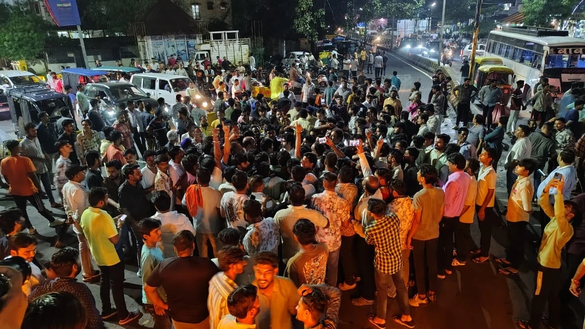देवास में फ्लेक्स हटाने की कार्रवाई पर बवाल, भाजपाइयों ने किया रास्ताजाम, नगर निगम आयुक्त के खिलाफ नारेबाजी