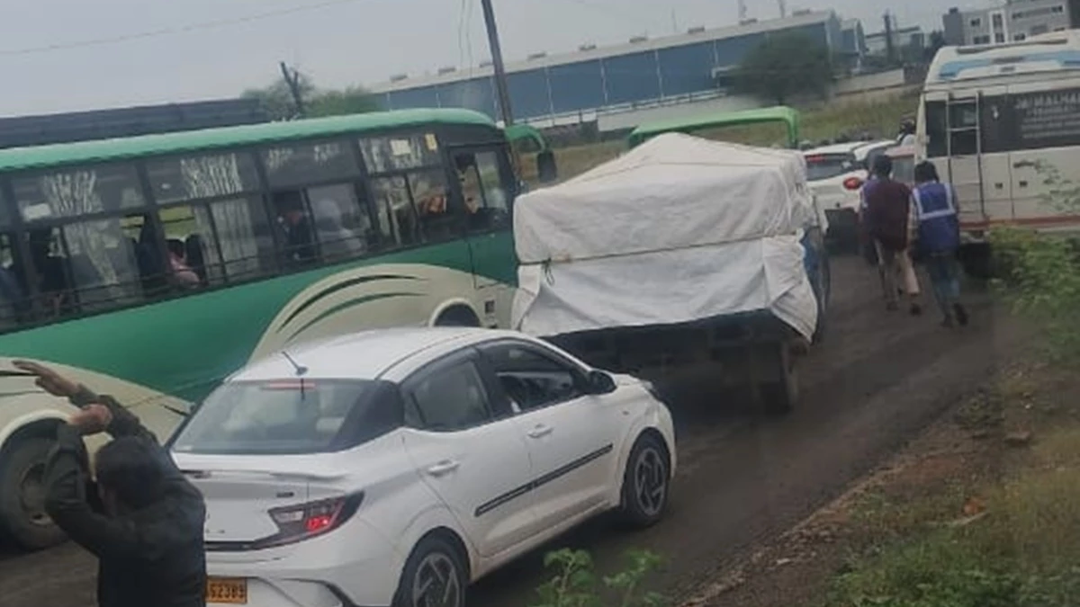 Indore Dewas Traffic Jam: इंदौर और देवास के बीच लगा लंबा जाम, परेशान हो गए वाहनों में बैठे लोग
