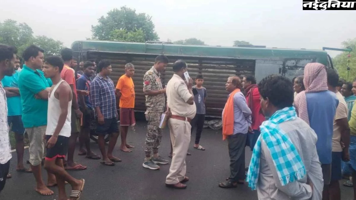 CG Accident News: अनियंत्रित होकर पलटी तेज रफ्तार बस, महिला  यात्री की मौके पर मौत, 4 घायल