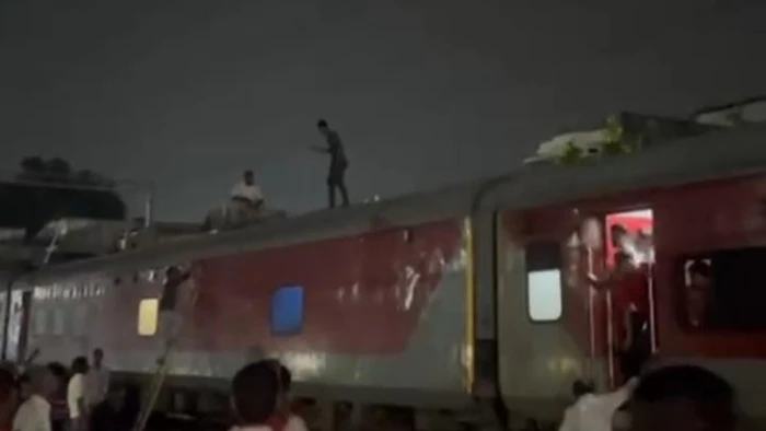 Katni Railway Station: जनरल बोगी में नहीं मिली जगह, तो ट्रेन की छत पर चढ़कर युवक ने मचाया हंगामा