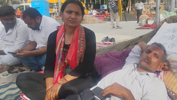 इंदौर में अवैध होर्डिंग के विरुद्ध तीसरे दिन भी भूख हड़ताल जारी, विधायक ने कहा- झूठा प्रचार-प्रसार करने के लिए ले रहे मेरा नाम