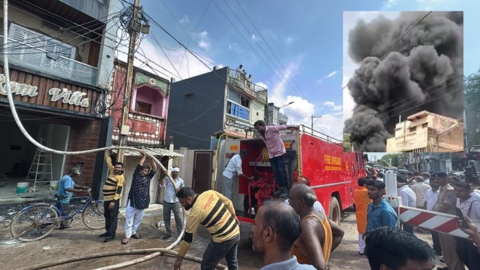सतना की तीन मंजिला इमारत में लगी आग, बच्चे और महिलाएं फंसे; दीवार में दरार आई