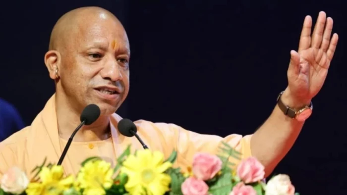 विश्वकर्मा योजना से बदला जीवन, सीएम योगी ने बांटे टूलकिट और चेक, खिल उठे लोगों के चेहरे