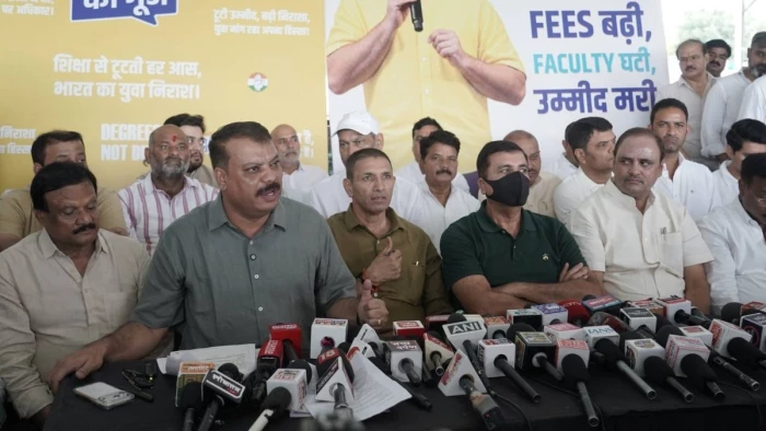 अंग्रेज भी अनुमति के लिए पैसे नहीं मांगते थे, छात्र बुझाएंगे अब सरकार के दीये, कांग्रेस को ‘छात्रों की गूंज’ में प्रशासन के अड़ंगे का डर