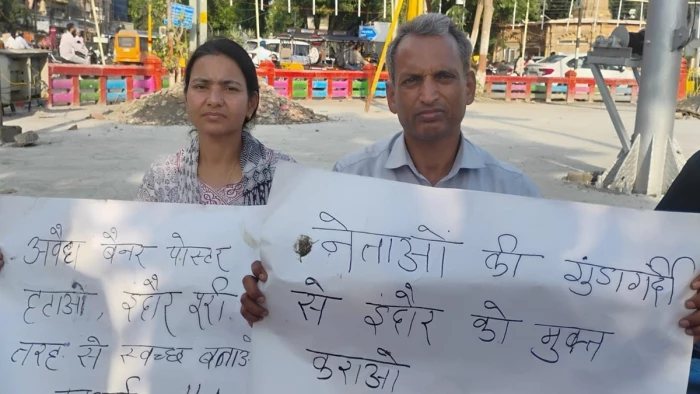 इंदौर में अवैध होर्डिंग के खिलाफ दंपती की भूख हड़ताल, विधायक समर्थकों पर मारपीट का लगाया आरोप