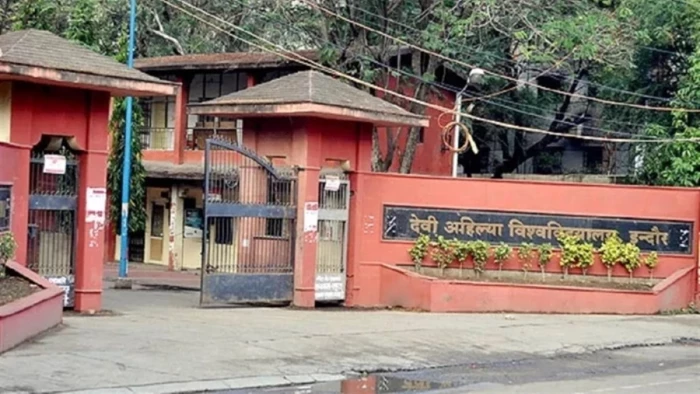 इंदौर में जैन दिवाकर कॉलेज के विद्यार्थियों की पढ़ाई पर संकट, एडमिशन ट्रांसफर के लिए लगाई गुहार