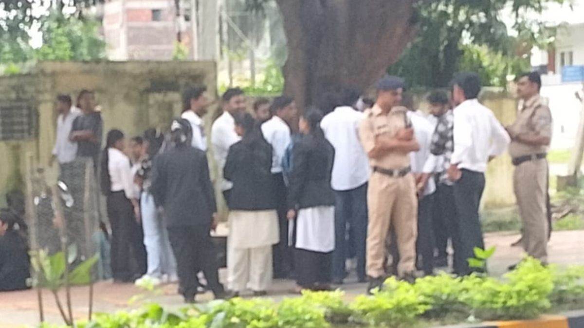 परीक्षा से एक घंटे पहले उच्‍च न्‍यायालय पहुंची याचिका, कोर्ट ने कहा- रानी दुर्गावती विश्वविद्यालय के छात्र शामिल हों