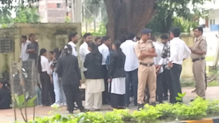 परीक्षा से एक घंटे पहले उच्च न्यायालय पहुंची याचिका, कोर्ट ने कहा- रानी दुर्गावती विश्वविद्यालय के छात्र शामिल हों
